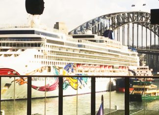 停泊於澳洲悉尼的挪威寶石號