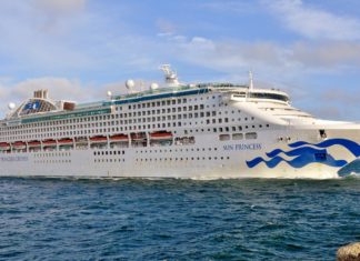 公主郵輪太陽公主號被靠港居民擲石